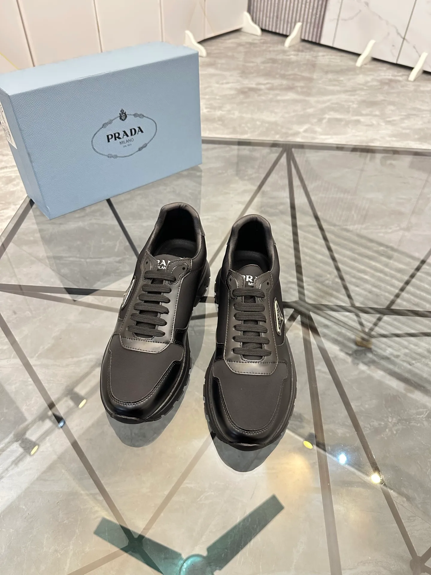 Men's shoes: 💰P440¥ Product trademark: Prada *"Prada*" low-top casual shoes Regular size: 38-44 (can be customized to 45.46) Product materials: imported cowhide upper, sheepskin lining, original outsole. Number: 835
